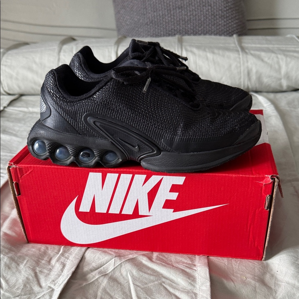 BIG KIDS' NIKE AIR MAX DN CASUAL SHOES size 4